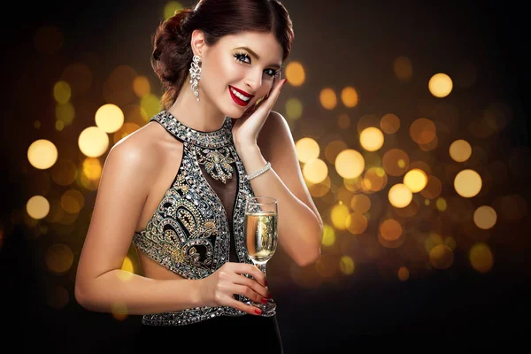 Mulher de vestido de tarde com taças de champanhe - celebração do dia de São Valentim. Festa. Ano Novo e Chrismtas — Fotografia de Stock