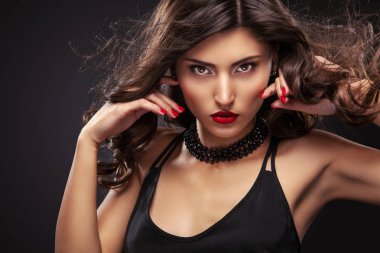 Şık gece flash moda portre içinde siyah şık rahat genç kadın.