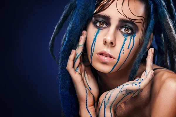 Retrato de uma mulher aberração com dreadlocks. Maquiagem criativa e estilo brilhante. Chorando menina . — Fotografia de Stock