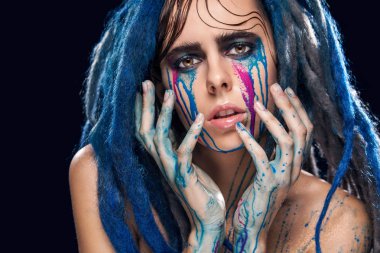 BodyArt modeli kız portre renkli boya ile telafi etmek. Seksi kadın parlak renk makyaj. Vogue stil Bayan yüz, sanat tasarım closeup. Siyah arka plan