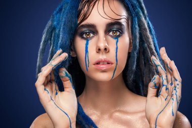 BodyArt modeli kız portre renkli boya ile telafi etmek. Seksi kadın parlak renk makyaj. Vogue stil Bayan yüz, sanat tasarım closeup. Siyah arka plan