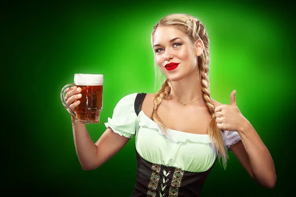 St Patricks Day. Młoda sexy Oktoberfest kelnerka, noszenie tradycyjny strój Bawarski, obsługujących duże kufle na niebieskim tle z miejsca kopii — Zdjęcie stockowe