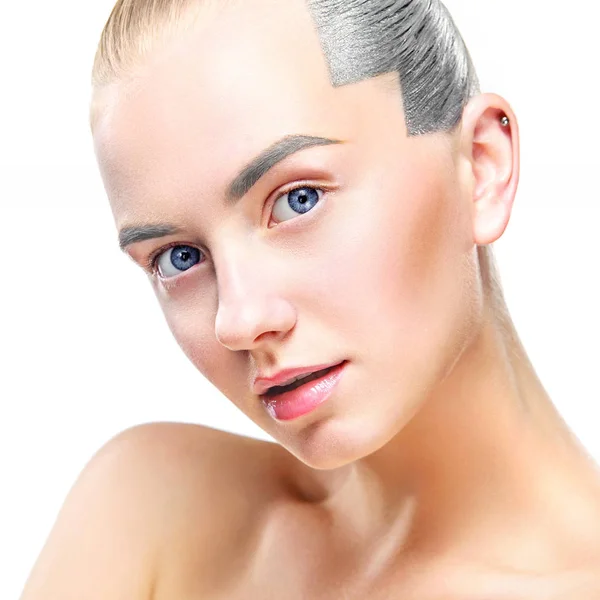 Close-up portret seksowna blondynka z makijażem. Piękny model, srebrny fryzurę. na białym tle na białym tle. Dla reklama kosmetyków. — Zdjęcie stockowe