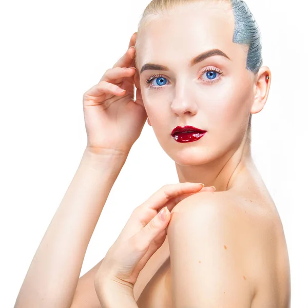 Close-up portret seksowna blondynka z makijażem. Piękny model, srebrny fryzurę. na białym tle na białym tle. Dla reklama kosmetyków. — Zdjęcie stockowe
