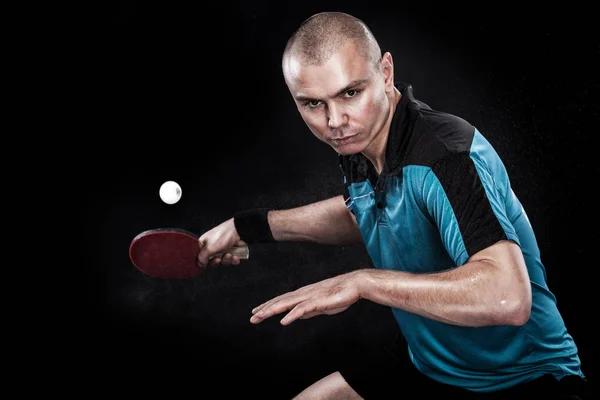 Retrato de hombre deportivo, hombre, atleta jugando al tenis de mesa aislado sobre fondo negro —  Fotos de Stock