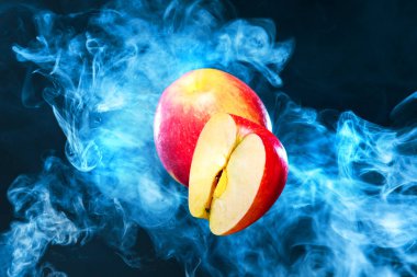 Elma meyve elektronik sigara dumanı zemin üzerine