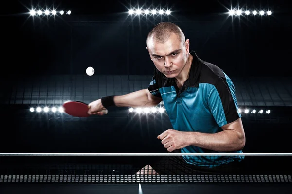 Retrato de hombre deportivo, hombre, atleta jugando al tenis de mesa aislado sobre fondo negro —  Fotos de Stock