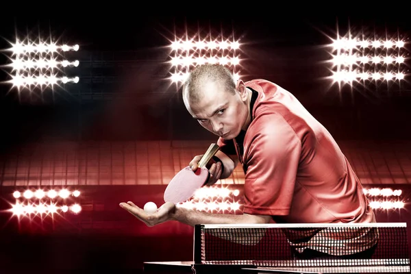 Retrato de hombre deportivo, hombre, atleta jugando al tenis de mesa aislado sobre fondo negro —  Fotos de Stock