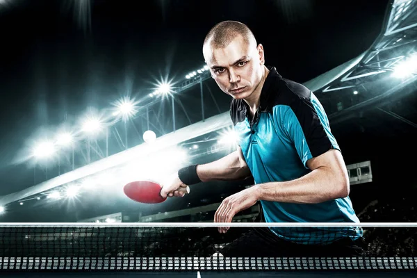 Junger Sportler Tennisspieler im Spiel auf schwarzem Hintergrund. Action Shot. — Stockfoto