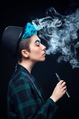şapka yasaktır vape siyah zemin üzerine mavi saçlı hippi kadın