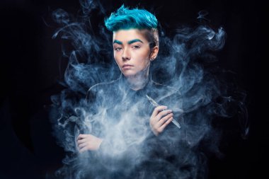 Mavi saç yasaktır vape siyah arka plan üzerinde sihirli hipster kadınla
