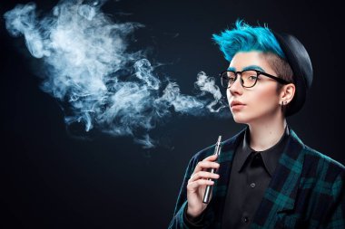 Mavi saç yasaktır vape siyah arka plan üzerine hipster kadınla