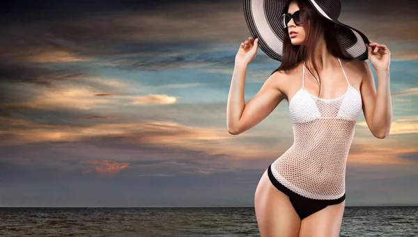 Bella donna in bikini sexy sullo sfondo del mare — Foto Stock