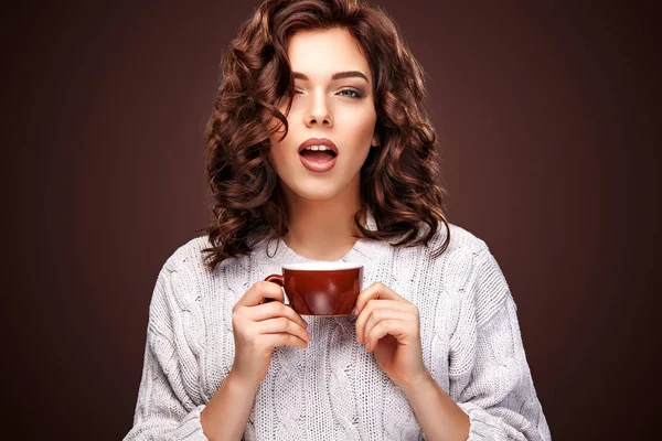 Сексуальная женщина с чашкой кофе на тёмном фоне. Реклама чая . — стоковое фото