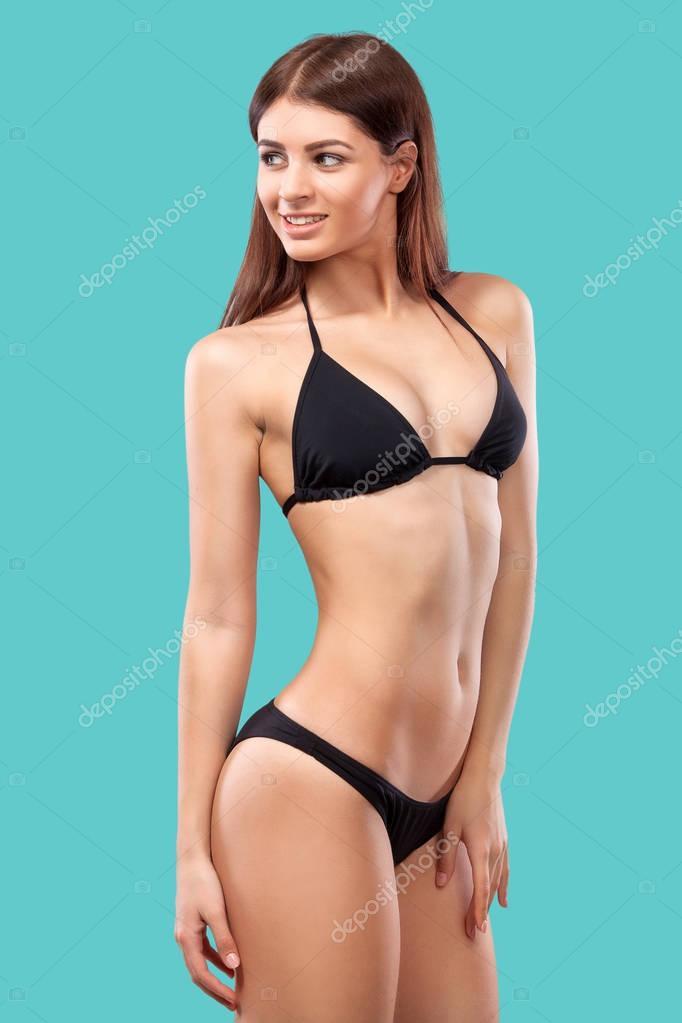 Mujeres Atractivas Hermosas Que Presentan En Traje De Baño Modelos Del  Bikini Con De Largo Foto de archivo - Imagen de rubio, feliz: 76085146