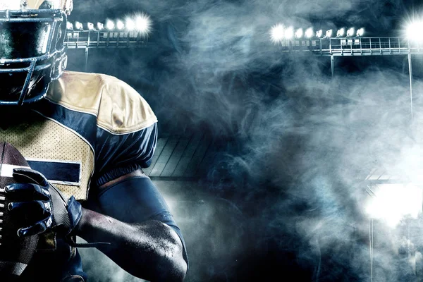 American Football Sportler Spieler auf dem Stadion mit Lichtern auf dem Hintergrund mit Kopierraum — Stockfoto