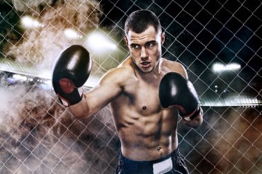 Sporcu muay Taylandlı boksör boks kafes dövüş. Arka plan ile ışık ve duman. Uzay kopyalayın. Spor kavramı.