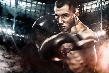 Sporcu muay Taylandlı boksör boks kafes dövüş. Arka plan ile ışık ve duman. Uzay kopyalayın. Spor kavramı.