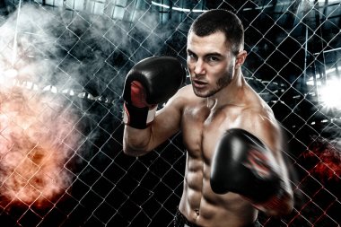Sporcu muay Taylandlı boksör boks kafes dövüş. Arka plan ile ışık ve duman. Uzay kopyalayın. Spor kavramı.