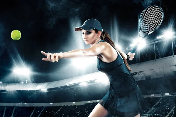 Piękne sportowe kobieta tenisista z rakieta w niebieskim stroju — Zdjęcie stockowe