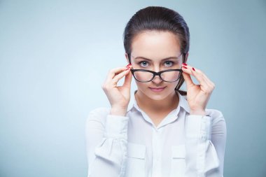 kadın açık renkli gözlüklerle