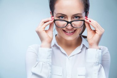 kadın açık renkli gözlüklerle