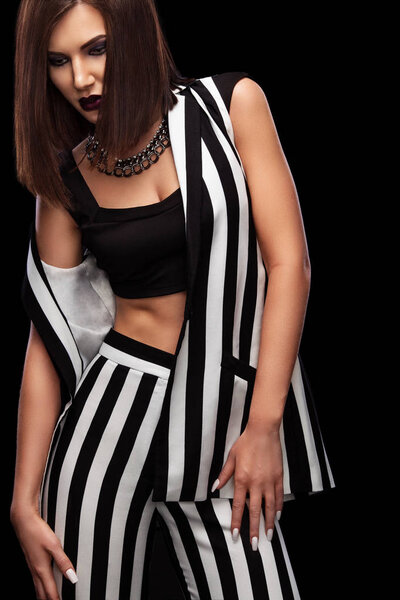 Студийное фото красивой барышни на чёрном фоне. Прекрасный макияж лица
