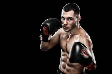 Sporcu Muay Taylandlı boksör boks kafes kusursuz zaferini kutluyor. Duman siyah zemin üzerine izole. Kopya alanı.