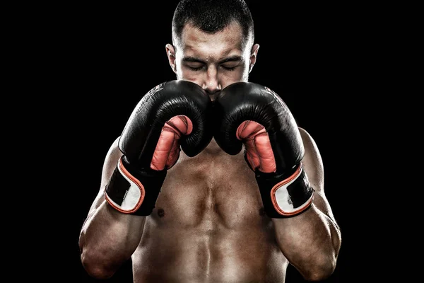 Sportsman Muay Thai boxer slaví bezchybné vítězství v kleci boxu. Izolované na černém pozadí s kouřem. Kopírovat prostor. — Stock fotografie