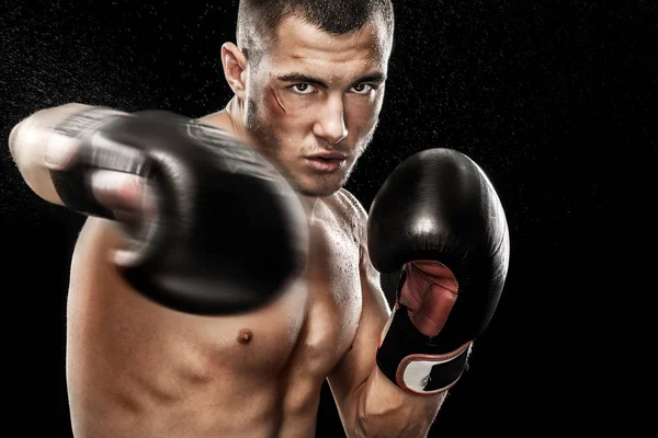 Спортсмен муай тайський боксер, що бореться в рукавичках в боксерській клітці. Ізольовано на чорному тлі з копією Пробіл . — стокове фото