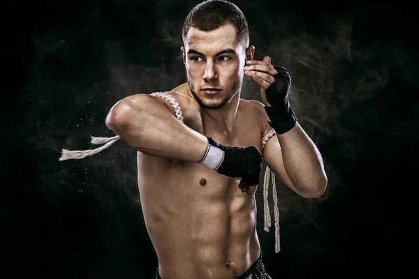 Sportsman muay thai boxer boksz ketrecben harci. Háttér világítás és a füst. Másolja a hely. — Stock Fotó