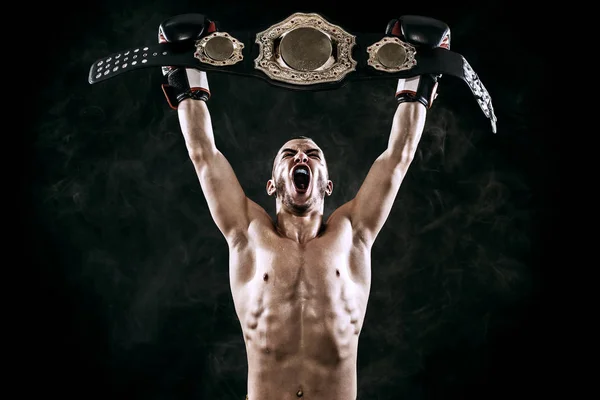 Boxer com cinturão campeão comemorando vitória impecável isolado em fundo preto com cópia Espaço .. — Fotografia de Stock