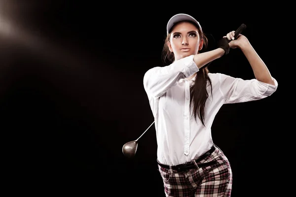 Femme golfeuse frappant la balle isolée sur fond noir. Espace de copie. Concept publicitaire . — Photo