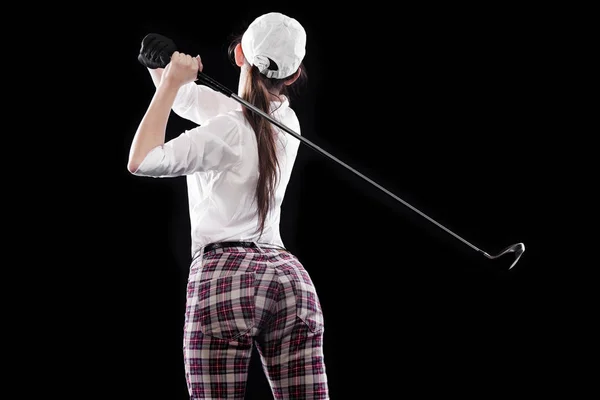 Femme golfeuse frappant la balle isolée sur fond noir. Espace de copie. Concept publicitaire . — Photo