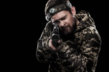 Siyah arka plan üzerine izole ağır silahlı maskeli paintball asker. Reklam kavramı.