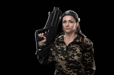 Siyah arka plan üzerine izole ağır silahlı maskeli paintball asker. Reklam kavramı.