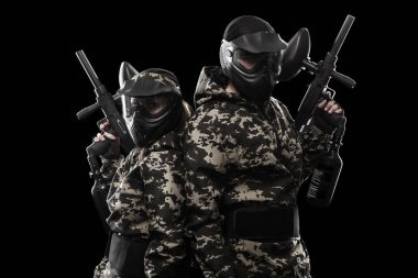 Siyah arka plan üzerine izole ağır silahlı maskeli paintball asker. Reklam kavramı.