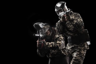 Siyah arka plan üzerine izole ağır silahlı maskeli paintball asker. Reklam kavramı.