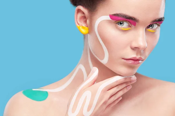 Ritratto della bella ragazza luminosa con arte colorata pittura make-up e bodyart — Foto Stock