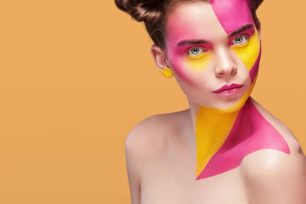 Ritratto della bella ragazza luminosa con arte colorata pittura make-up e bodyart. Copia spazio . — Foto Stock