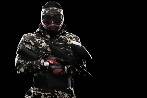 Soldato di paintball mascherato pesantemente armato isolato su sfondo nero. Concetto annuncio . — Foto Stock