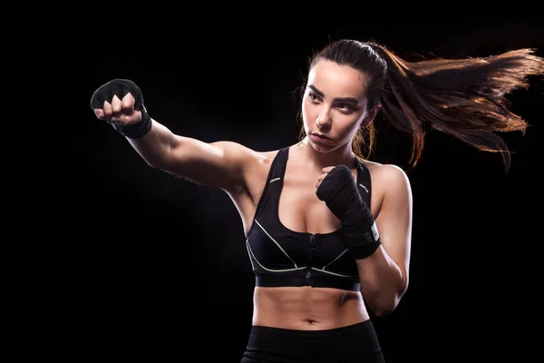 Sportman muay thai bokser vechten. Geïsoleerd op zwarte achtergrond. Kopiëren van ruimte. — Stockfoto