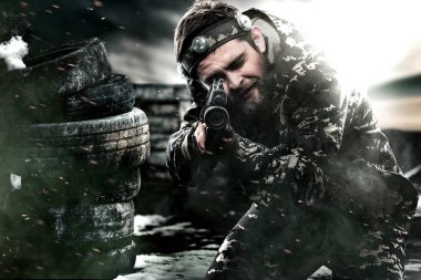 Ağır silahlı maskeli lasertag asker sonrası kıyamet arka plan üzerinde. Reklam kavramı.