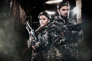 Maskeli lasertag asker sonrası kıyamet arka plan üzerinde ağır silahlı. Reklam kavramı.