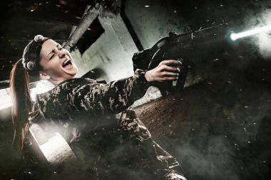 Ağır silahlı maskeli paintball asker sonrası kıyamet arka plan üzerinde. Reklam kavramı.