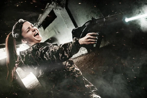 Po zuby ozbrojení maskovaní paintball voják na post apokalyptické pozadí. AD koncept. — Stock fotografie