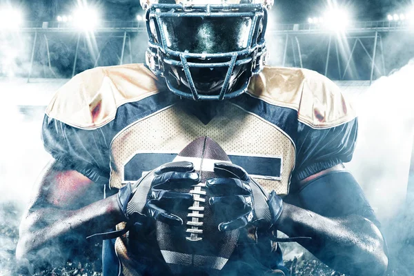 Giocatore sportivo di football americano sullo stadio con luci sullo sfondo — Foto Stock