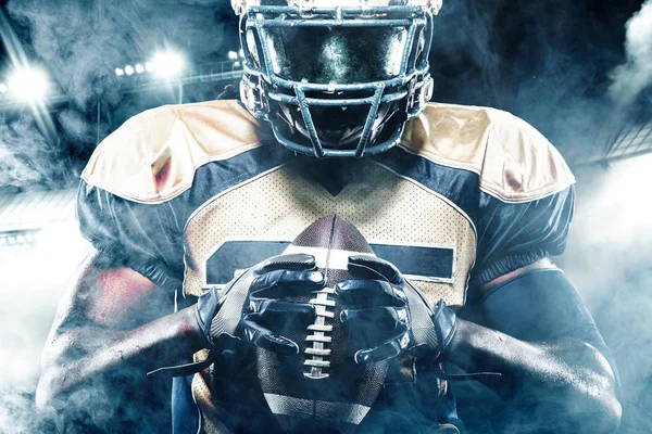 American football sporter speler op het stadion met lichten op de achtergrond — Stockfoto