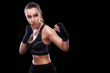 Sporcu muay Taylandlı boksör mücadele. Siyah arka plan üzerine izole. Kopya alanı.