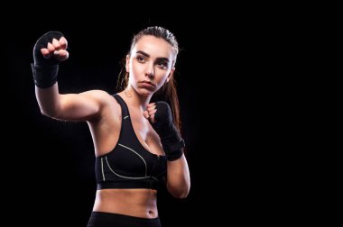 Sporcu muay Taylandlı boksör mücadele. Siyah arka plan üzerine izole. Kopya alanı.